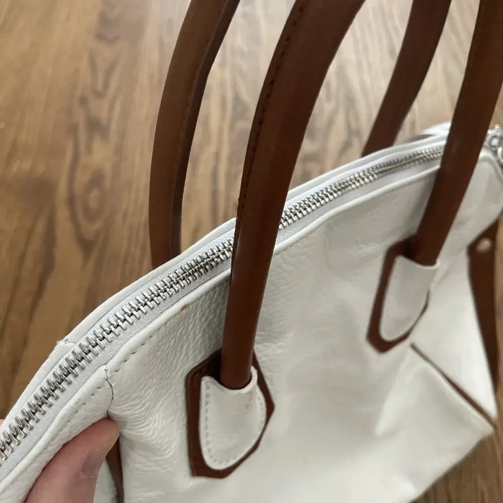 I Medici Firenze Pebbled Leather Purse Crossbody Handled White Brown Tassels